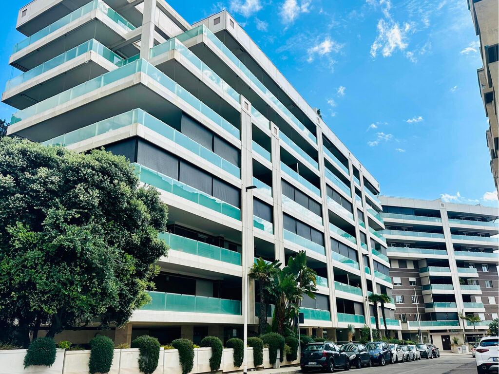 A.p.i.c.e. Cagliari, residence montante i nostri Monoblocchi per avvolgibile mod. Vicenza con rivestimento in alluminio e tapparelle alu 120 motorizzate.