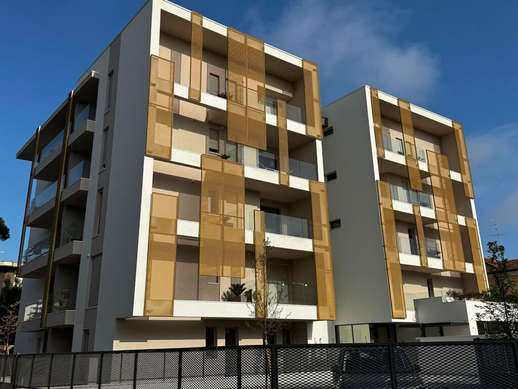 Residence EOS a Rimini in Emilia-Romagna, progetto studio Geom. Rosa montante i nostri monoblocchi Termik per Avvolgibili linea Rimini con Tapparelle Alu 120.