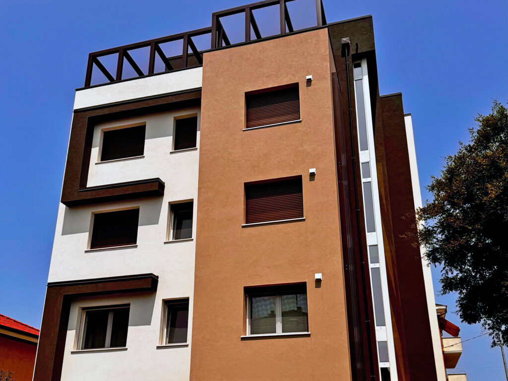 Residence Fogazzaro Rimini, in Emilia-Romagna, montante i nostri monoblocchi per avvolgibili linea Flexy con tapparelle alu 120.