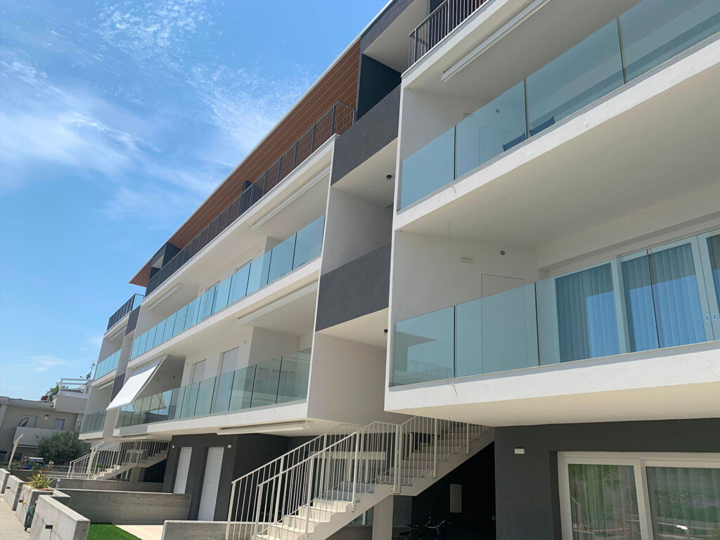 Residence a Jesolo, in provincia di Venezia, montante Monoblocchi Flexy Rimini per avvolgibili in alluminio.