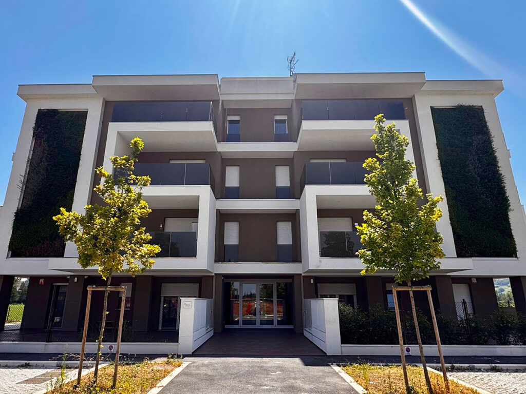 Cesena, Emilia Romagna, nuovo residence montante monoblocchi per avvolgibili linea Thermik, modello Treviso.