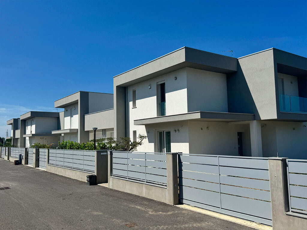 Nuovo complesso residenziale 8 ville bifamiliari a Viserba di a Rimini in Emilia-Romagna montante Monoblocchi per avvolgibile linea Thermik, modello Treviso, con tapparelle Alu 120. Impresa Gam di Antonio Geom. Grassi