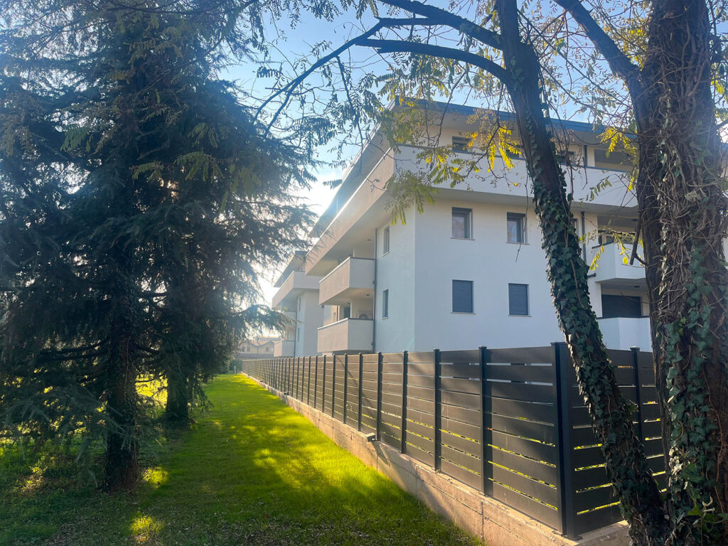 Palazzina a Meda in provincia di Monza e della Brianza in Lombardia, montante Monoblocchi per avvolgibili linea flexy, mod. treviso e avvolgibili alu 120.