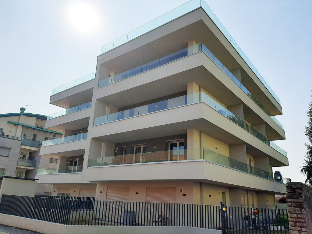 Palazzina a Bergamo in Lombardia, montante Monoblocchi per avvolgibile linea Ideal, mod. Rimini.