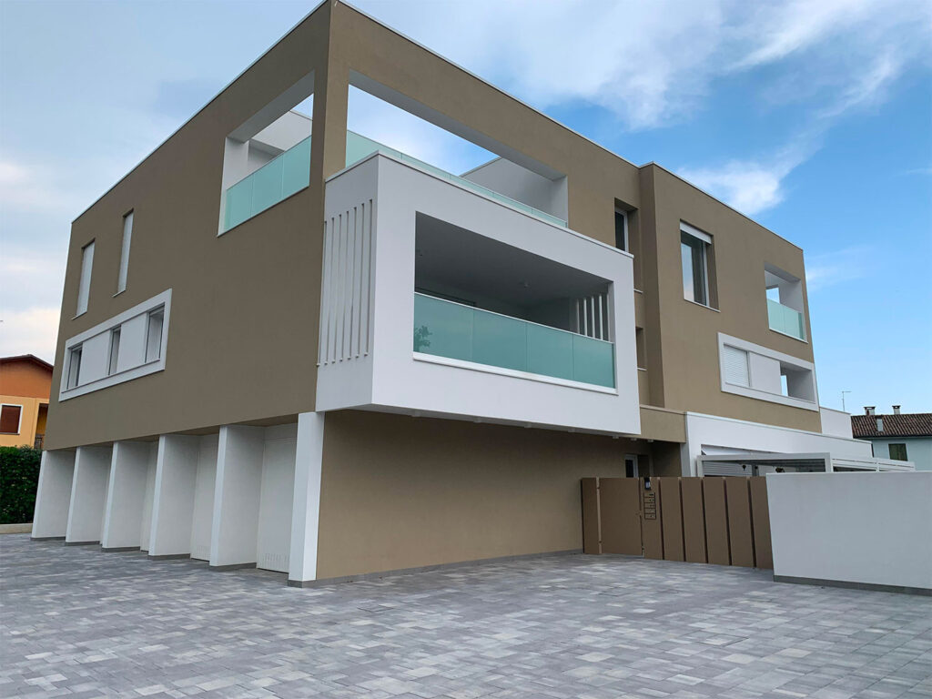 Palazzina di nuova realizzazione a Castagnole di Paese, in provincia di Treviso, montante Monoblocchi Flexy Rimini per avvolgibili in alluminio.