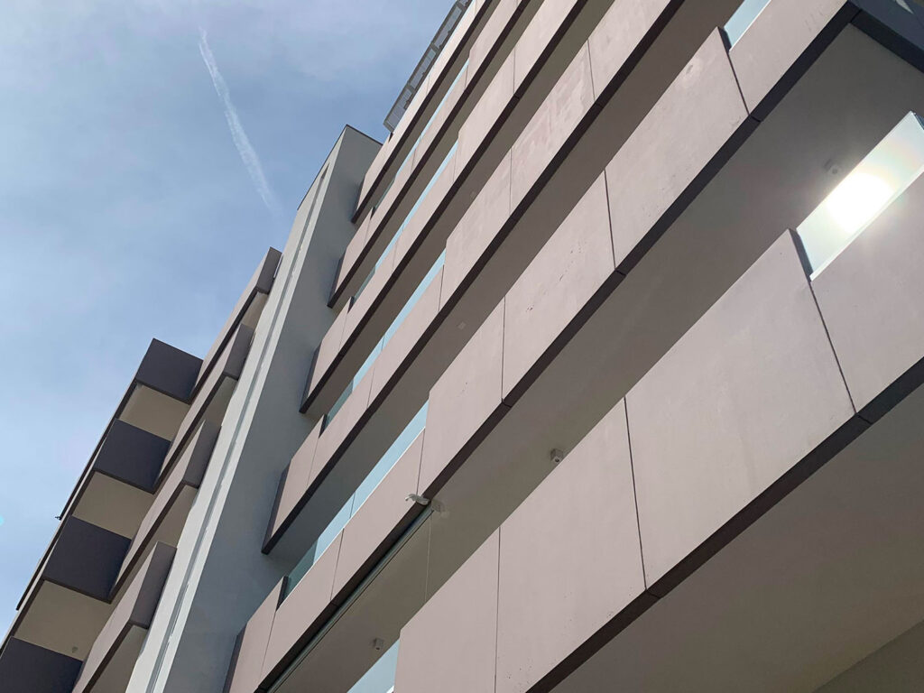 Residence a Jesolo, in provincia di Venezia, montante Monoblocchi Flexy Rimini per avvolgibili in alluminio.