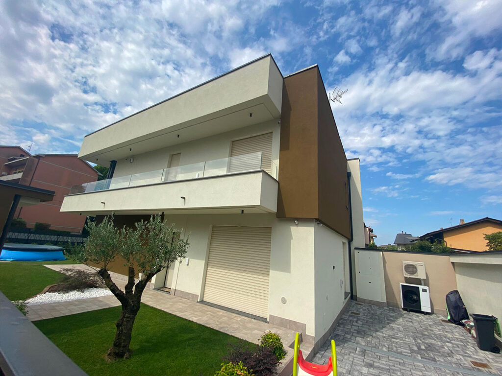 Desio provincia Monza e Brianza in Lombardia, nuovo complesso residenziale montante Monoblocchi per avvolgibile linea Ideal, mod. Treviso, con fianchi rinforzati per tapparelle di sicurezza RC 4 - guarnizione waterstop e sottobancali coibentati.
