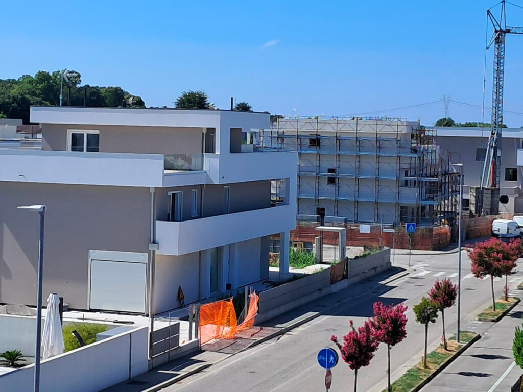 Nuovo quartiere residenziale che sta sorgendo alle porte di Padova interamente fornita da alpacom con monoblocchi per avvolgibili mod. Thermik, linea Rimini alternati con Monoblocchi per Frangisole utilizzati sugli alzanti scorrevoli.